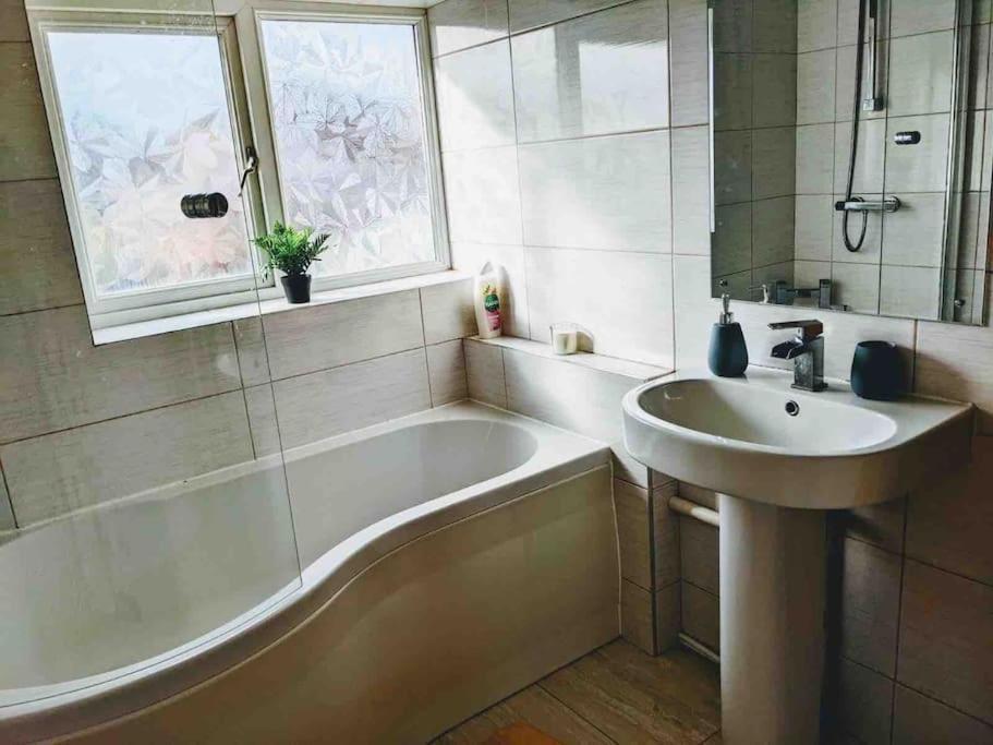 Hidden Gem !Stunning 3 Bedroom Home In Sheffield Handsworth Extérieur photo